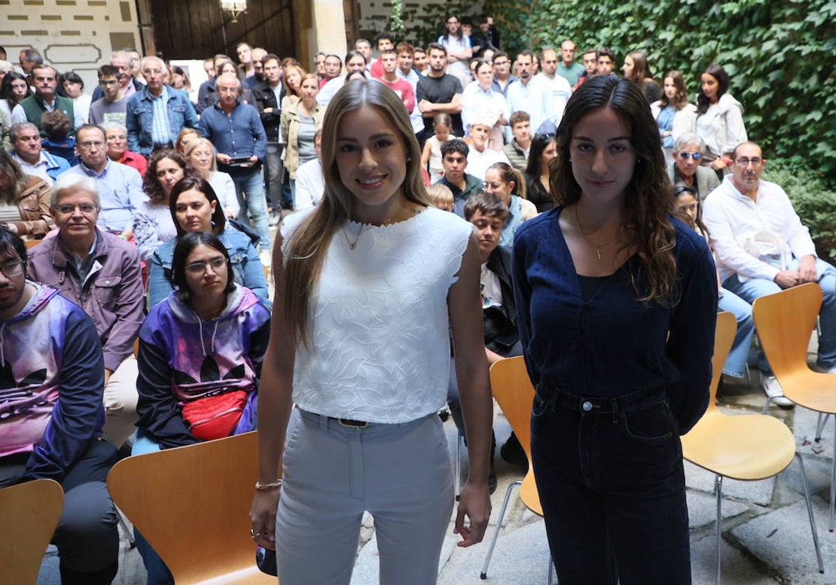 Olga Casado y Raquel Martín, en el patio de la Cámara de Comercio.